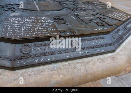 Brass 3D orientamento mappa con braille su Kings Parade fuori Great St Mary's Church a Cambridge, Cambridgeshire, UK. Foto Stock
