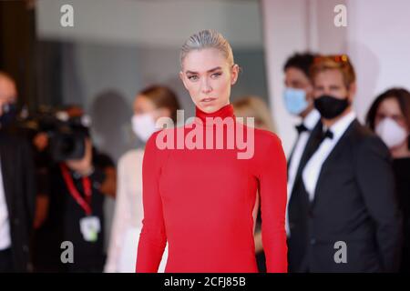 Italia, Lido di Venezia, 05 settembre 2020 : Vanessa Kirby cammina sul tappeto rosso davanti alla proiezione dei "pezzi di una donna" durante il 77° Festival Internazionale del Cinema di Venezia Foto © Ottavia da Re/Sintesi/Alamy Lives News Foto Stock