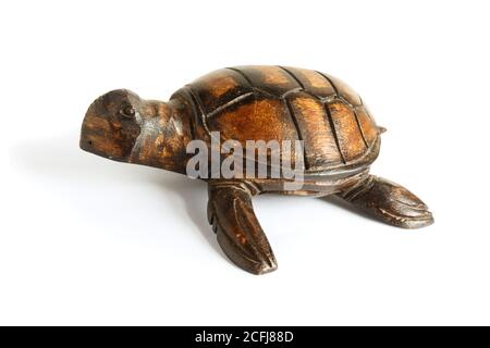 Un piccolo coreano tartaruga in legno portafortuna isolate su uno sfondo  bianco Foto stock - Alamy