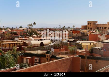 Vista sulla terrazza sul tetto di Marrakech. Marocco, vicino al centro della città. Tetti con tenda contro ombra, piatti satellitari e riscaldamento solare acqua e. Foto Stock