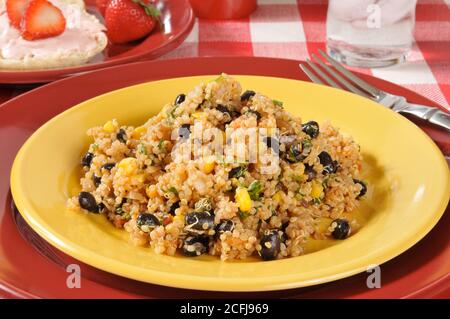 Insalata di quinoa di fagioli neri con muffin inglesi e fragole Foto Stock