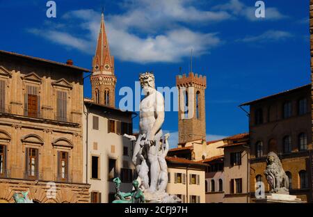 Piazza della Signoria a Firenze con la cinquecentesca Fontana del Nettuno, il Leone di Donatello con l'emblema della città (replica) Foto Stock