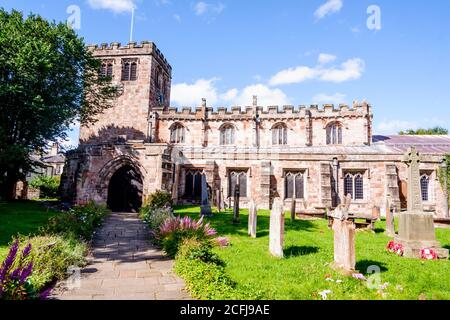 Appleby UK 28 agosto 2020 l'ingresso fiancheggiato da fiori alla chiesa di San Lorenzo del XII secolo, Appleby, Cumbria, Inghilterra Foto Stock