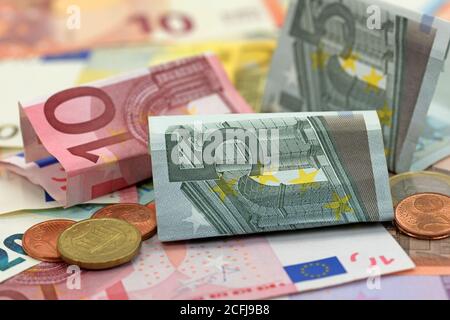 Banconote e monete in euro da vicino Foto Stock