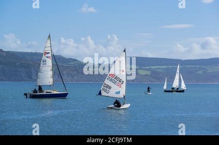 Lyme Regis, Dorset, Regno Unito. 6 Settembre 2020. Regno Unito Meteo: Barche a vela parti dal porto di Lyme Regis per una mattina di vela in e intorno a Lyme Bay su una mattina nuvolosa con alcuni caldi incantesimi di sole. Credit: Celia McMahon/Alamy Live News Foto Stock