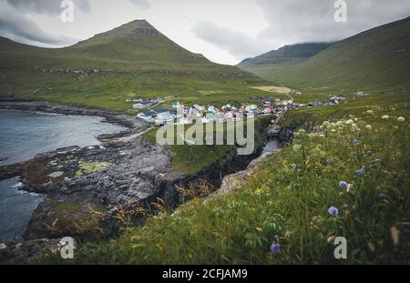 Isole Faroe villaggio di Gjogv o Gjov in danese. Gola piena di mare sulla punta nord-orientale dell'isola di Eysturoy, nelle Isole Faroe. Foto Stock