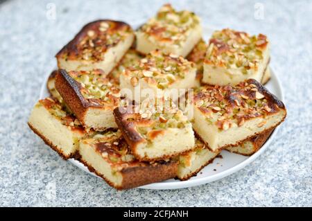 Gustosa torta di mele fatta in casa con fette di rabaro Foto Stock