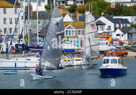 Lyme Regis, Dorset, Regno Unito. 6 Settembre 2020. Regno Unito Meteo: Barche a vela parti dal porto di Lyme Regis per una mattina di vela in e intorno a Lyme Bay su una mattina nuvolosa con alcuni caldi incantesimi di sole. Credit: Celia McMahon/Alamy Live News Foto Stock