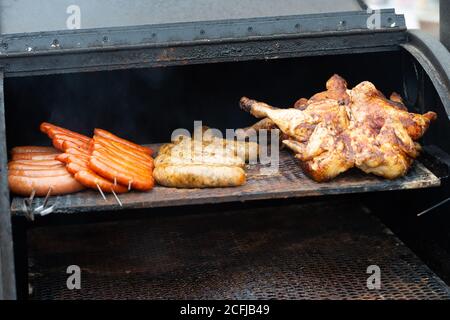 Primo piano di alcuni spiedini di carne alla griglia essendo in un barbecue Foto Stock