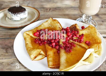 frittelle con frutti di bosco su tavolo di legno Foto Stock