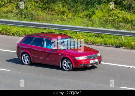2004 rosso Audi A4 TDI se (115); veicoli in movimento a traffico veicolare, automobili che guidano veicoli su strade del Regno Unito, motori, motori sulla rete autostradale M6. Foto Stock