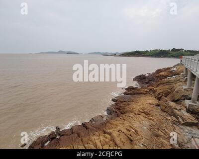 Ningbo, Ningbo, Cina. 6 Settembre 2020. Zhejiang CHINA-Dongmen Fishing Village, Contea di Xiangshan, città di Ningbo, Provincia di Zhejiang, 25 agosto 2020. Dongmen Fishing Village, situato sull'isola di Dongmen della città di Shipu, Xiangshan County, provincia di Zhejiang, di fronte al porto dalla zona urbana di Shipu Town, ha 240 barche di pesca in acciaio ad alta potenza. Il 19 aprile 2020, dongmen Fishing Village è stato selezionato nella lista del sesto gruppo di famose città e villaggi storici e culturali della provincia di Zhejiang. Già il secondo anno di Tang Shenlong, cioè, nel 706 DC, Dongmen pesca Villag Foto Stock