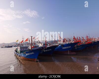 Ningbo, Ningbo, Cina. 6 Settembre 2020. Zhejiang CHINA-Dongmen Fishing Village, Contea di Xiangshan, città di Ningbo, Provincia di Zhejiang, 25 agosto 2020. Dongmen Fishing Village, situato sull'isola di Dongmen della città di Shipu, Xiangshan County, provincia di Zhejiang, di fronte al porto dalla zona urbana di Shipu Town, ha 240 barche di pesca in acciaio ad alta potenza. Il 19 aprile 2020, dongmen Fishing Village è stato selezionato nella lista del sesto gruppo di famose città e villaggi storici e culturali della provincia di Zhejiang. Già il secondo anno di Tang Shenlong, cioè, nel 706 DC, Dongmen pesca Villag Foto Stock