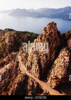 'Calanques de piana' badlands e strada panoramica sul mare, Corse, Francia Foto Stock