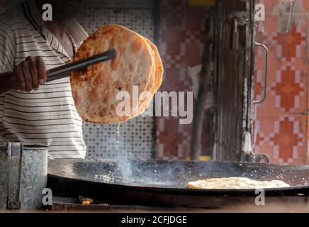 Cibo tradizionale nella zona rurale sindh Pakistan Foto Stock