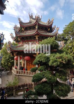 Xiamen, Cina, 21 novembre 2019 : il viaggiatore visita la pagoda del tempio di Nanputuo a Xiamen, Cina Foto Stock