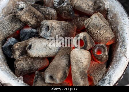 Griglia Per Il Barbecue Pit con incandescente e Flaming Hot bricchette di carbone, cibo di sfondo o texture, Close-Up, vista dall'alto Foto Stock