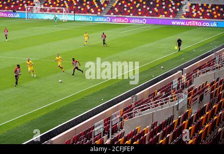 Vista generale dell'azione sul campo davanti a stand vuoti durante la prima partita della Carabao Cup al Brentford Community Stadium di Brentford. Foto Stock