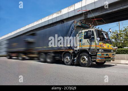 BANGKOK, THAILANDIA, GIU 20 2020, il camion, decorato con un dipinto, tira il rimorchio e guidare con il movimento sfocato su una strada. Foto Stock