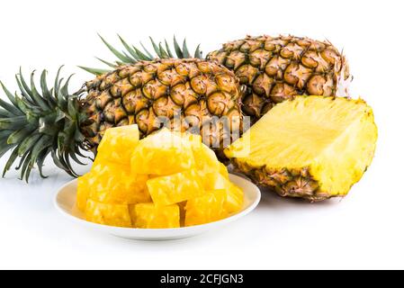 Tagliate a fette di ananas su sfondo bianco Foto Stock