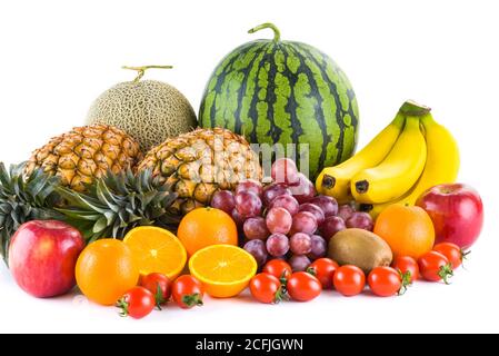 Varietà di frutta fresca su sfondo bianco Foto Stock