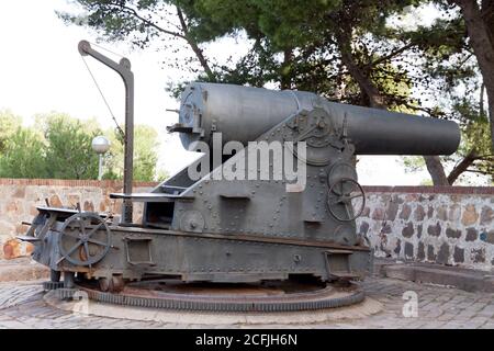 Vecchio canone di una vecchia fortezza militare chiamato Montjuic Castello a Barcellona, Spagna Foto Stock