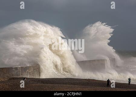 Onde che colpiscono il frangiflutti di Newhaven mentre Storm Francis colpisce il sud Costa il 25 agosto 20120 Foto Stock