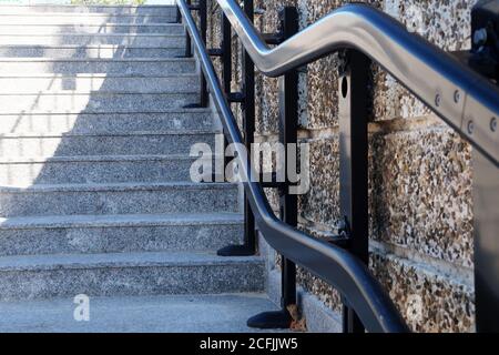 Ascensore sulle scale per persone con disabilità nel sottopassaggio. Foto Stock