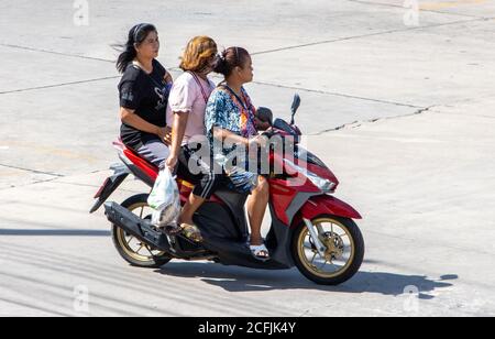 SAMUT PRAKAN, THAILANDIA, 23 2020 LUGLIO, UN gruppo di persone che cavalcano una moto su una strada. Foto Stock