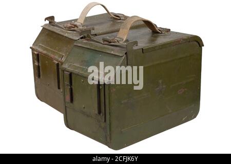 Munizioni per munizioni per una mitragliatrice pesante da 12.7 mm DShK utilizzata dall'ex Unione Sovietica isolato su sfondo bianco Foto Stock