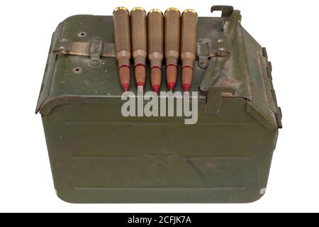 Munizioni per cintura munizioni e 12.7×108mm cartucce per una pistola pesante da 12.7 mm DShK utilizzato dall'ex Unione Sovietica isolato su sfondo bianco Foto Stock