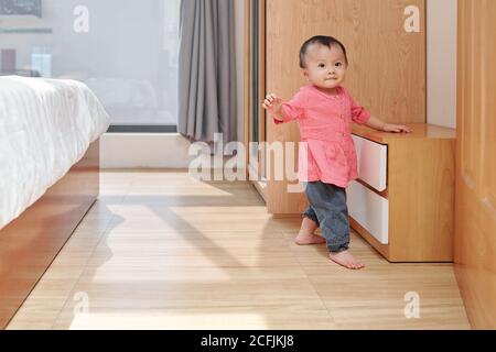 Bambina che esplora l'appartamento Foto Stock