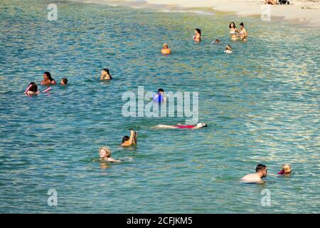 Foto del 26 luglio mostra vacanzieri tra cui turisti britannici sulla spiaggia di Santa Eulalia a Ibiza, Spagna, la Domenica mattina. Turisti britannici sono stati detto che dovranno mettere in quarantena per 14 giorni quando tornano a casa. Foto Stock