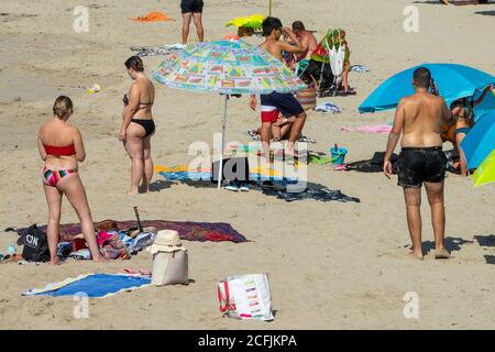 Foto del 26 luglio mostra vacanzieri tra cui turisti britannici sulla spiaggia di Santa Eulalia a Ibiza, Spagna, la Domenica mattina. Turisti britannici sono stati detto che dovranno mettere in quarantena per 14 giorni quando tornano a casa. Foto Stock