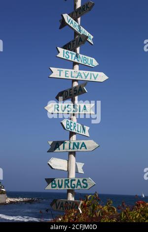 Un palo con puntatori distanze per le città Foto Stock