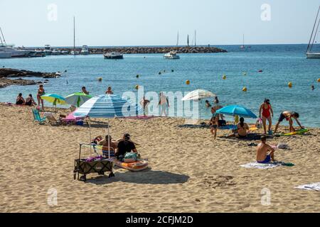 Foto del 26 luglio mostra vacanzieri tra cui turisti britannici sulla spiaggia di Santa Eulalia a Ibiza, Spagna, la Domenica mattina. Turisti britannici sono stati detto che dovranno mettere in quarantena per 14 giorni quando tornano a casa. Foto Stock