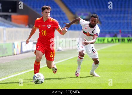 Daniel James (a sinistra) del Galles e Cicinho in Bulgaria combattono per la palla durante la partita UEFA Nations League Group 4 al Cardiff City Stadium di Cardiff. Foto Stock