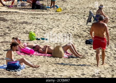 Foto del 26 luglio mostra vacanzieri tra cui turisti britannici sulla spiaggia di Santa Eulalia a Ibiza, Spagna, la Domenica mattina. Turisti britannici sono stati detto che dovranno mettere in quarantena per 14 giorni quando tornano a casa. Foto Stock