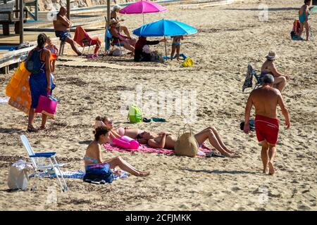 Foto del 26 luglio mostra vacanzieri tra cui turisti britannici sulla spiaggia di Santa Eulalia a Ibiza, Spagna, la Domenica mattina. Turisti britannici sono stati detto che dovranno mettere in quarantena per 14 giorni quando tornano a casa. Foto Stock