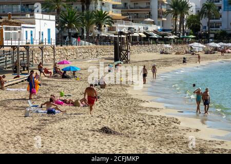 Foto del 26 luglio mostra vacanzieri tra cui turisti britannici sulla spiaggia di Santa Eulalia a Ibiza, Spagna, la Domenica mattina. Turisti britannici sono stati detto che dovranno mettere in quarantena per 14 giorni quando tornano a casa. Foto Stock