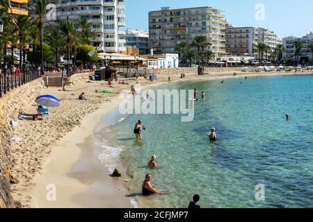 Foto del 26 luglio mostra vacanzieri tra cui turisti britannici sulla spiaggia di Santa Eulalia a Ibiza, Spagna, la Domenica mattina. Turisti britannici sono stati detto che dovranno mettere in quarantena per 14 giorni quando tornano a casa. Foto Stock