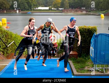 Amburgo, Germania. 06 settembre 2020. Triathlon: ITU World Triathlon Series/World Championship, Mixed. Georgia Taylor Brown (l) dalla Gran Bretagna sorpassa Luisa Baptista (M) e Tereza Zimovjanova dalla Repubblica Ceca nel primo gruppo di partecipanti al Campionato del mondo. Credit: Axel Heimken/dpa/Alamy Live News Foto Stock