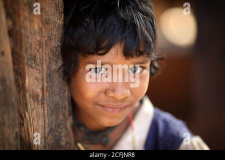 Ragazza tribale alla scuola elementare in un villaggio rurale a Odisha, in India Foto Stock