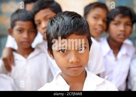 Ragazzi tribali alla scuola elementare in un villaggio rurale di Odisha, in India Foto Stock