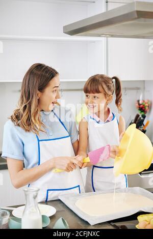 Motehr e figlia torta di cottura Foto Stock