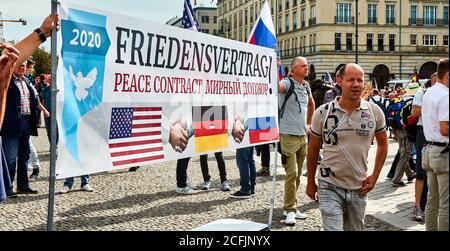 Berlino, Germania, 29 agosto 2020: I dimostranti di destra, che non riconoscono la Repubblica federale di Germania, chiedono un trattato di pace con la Russia A. Foto Stock