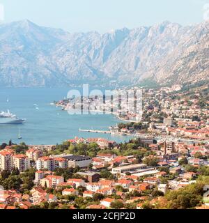 Vista sulla baia di Cattaro - uno dei luoghi più belli del Mar Adriatico, Montenegro. Si tratta di una fortezza veneziana conservata, antichi minuscoli villaggi, un Foto Stock