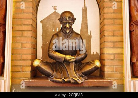 Schneider Wibbel (sarto Wibbel) scultura nel centro storico di Düsseldorf. È un personaggio romanzo basato su una persona reale. Foto Stock