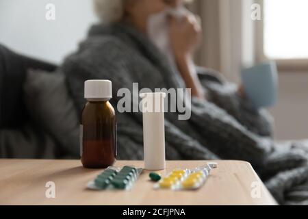 Primo piano meds sul comodino nella camera da letto della donna matura Foto Stock