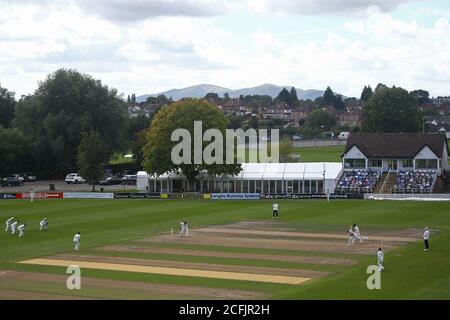 Worcester, Regno Unito. 06 settembre 2020. WORCESTER, INGHILTERRA. SETTEMBRE 06 2020: Una visione generale del gioco attraverso una finestra della camera da letto d'albergo durante il giorno uno del campionato della contea, Bob Willis Trophy match tra, Worcestershire e Somerset a New Road, Worcester, Inghilterra il 6 settembre 2020. (Foto di Mitchell Gunn/ESPA-Images) Credit: European Sports Photo Agency/Alamy Live News Foto Stock